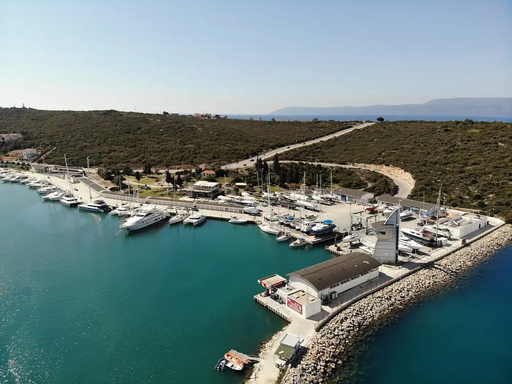 Motor yachts moored in a marina — comparing Dubai yacht charter quotes