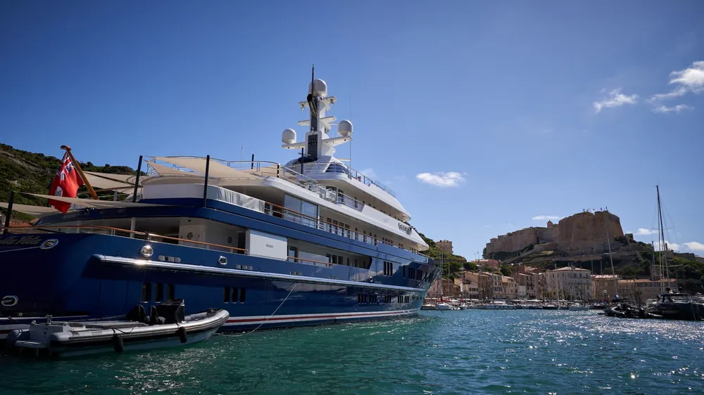Sovereign Pearl — 101 ft superyacht in Dubai, view 2